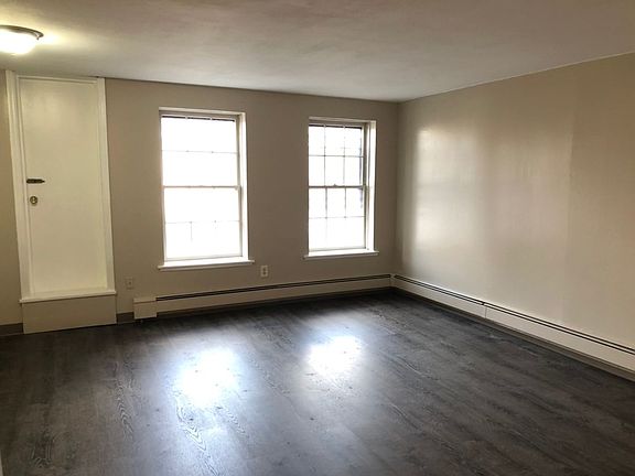 4th image of 658 N Salina St APT 2