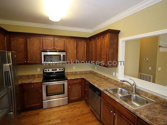 3rd image of 995 Dodie Dr