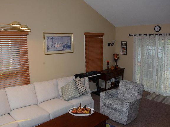 4th image of 8811 Hawthorne Dr