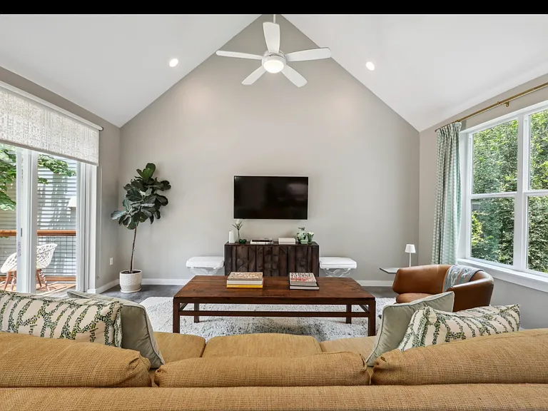 3001 Del Curto Rd — Photo 22