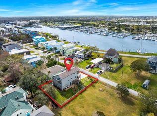 415 Narcissus Rd, Clear Lake Shores, TX 77565