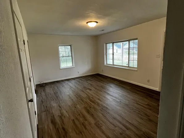 147 W Burnett St, Centralia, MO 65240