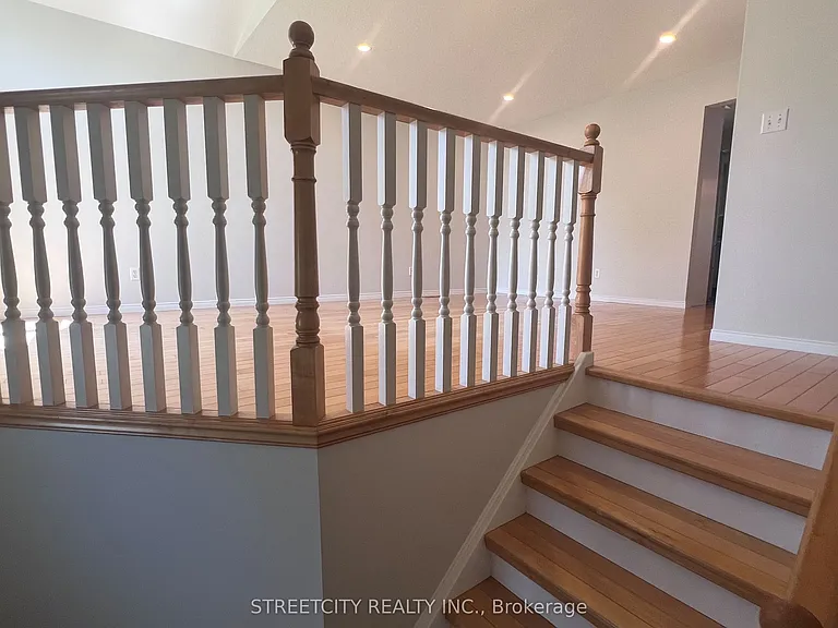 472 Talltree Cres — Photo 4
