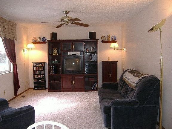 4th image of 8262 Priesltey Dr