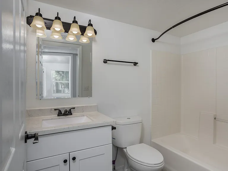 Royal Point Apartments — Photo 12
