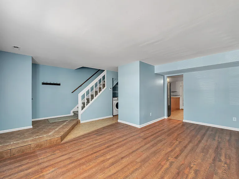 717 Wolftrap Ln — Photo 4