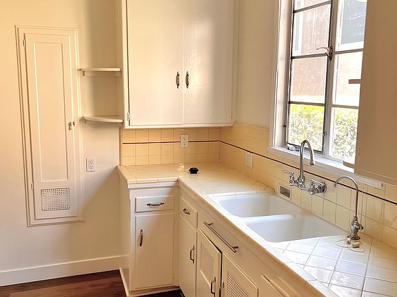 4th image of 235 N Kenwood St APT C