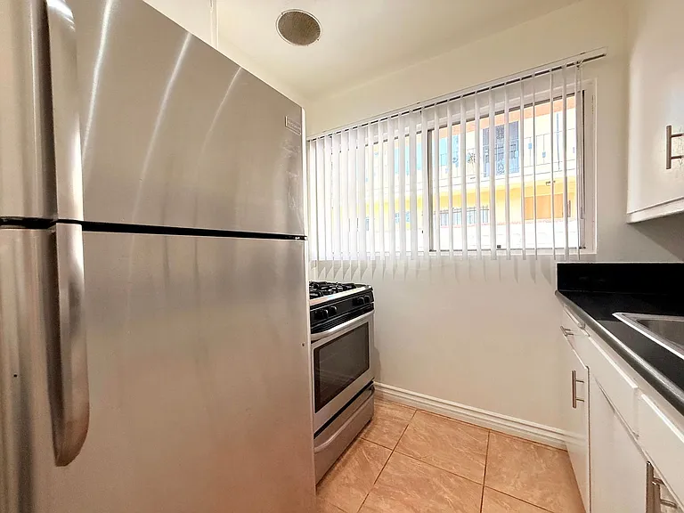 4948 Rosewood Avenue — Photo 7