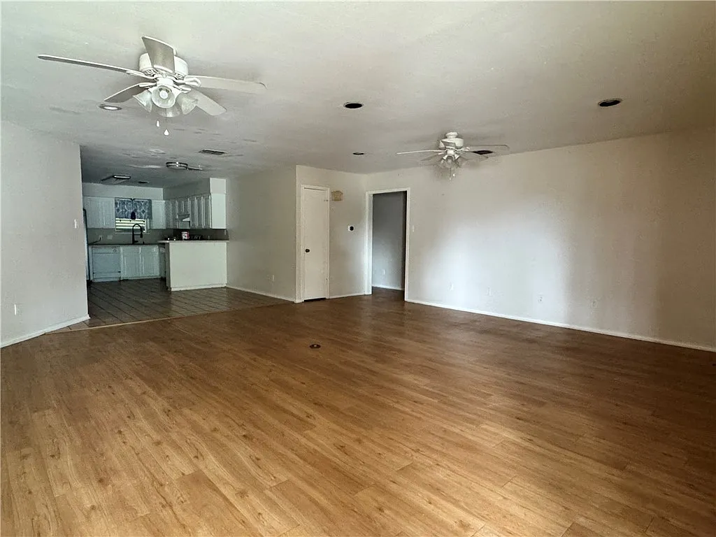 4 bed, 2.0 bath, 1908 sqft, $1,900 — Photo 2