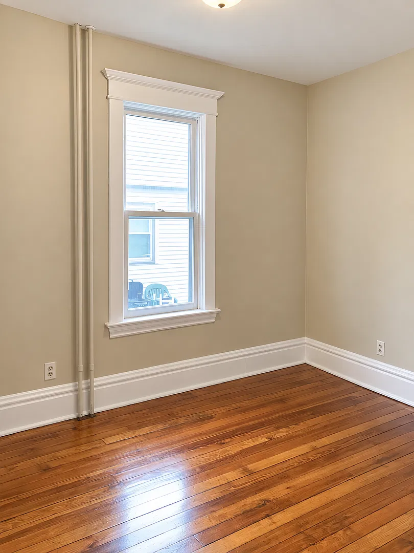 891 Rose Ave E — Photo 2