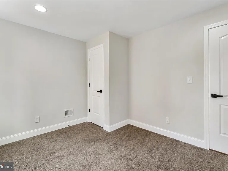 1013 S Baylis St — Photo 42