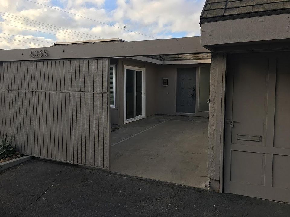 front view of townhome