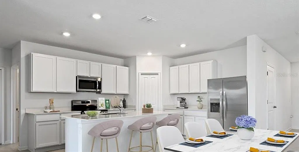 6 bed, 3.0 bath, 2467 sqft, $2,390 — Photo 2