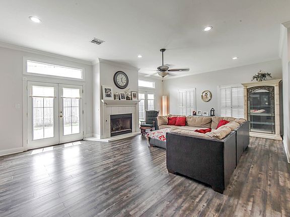 3rd image of 3214 Vine Dr