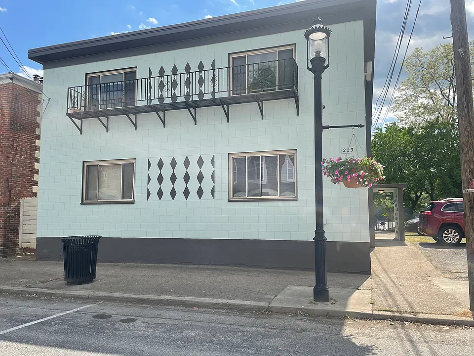 223 Front St #2