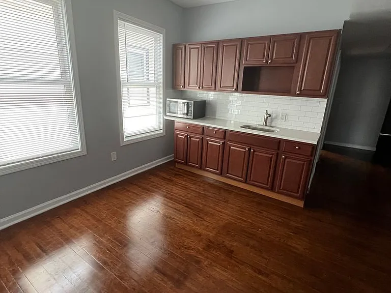302-304 Howard Ave — Photo 8
