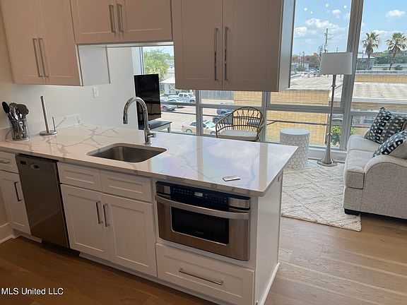 4th image of 3207 Magnolia St Suite 303