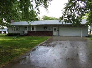 708 3rd St, Ireton, IA 51027