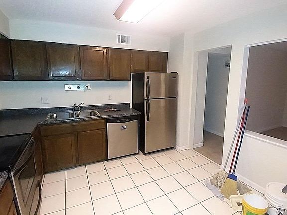 5th image of 611 Camelot Dr