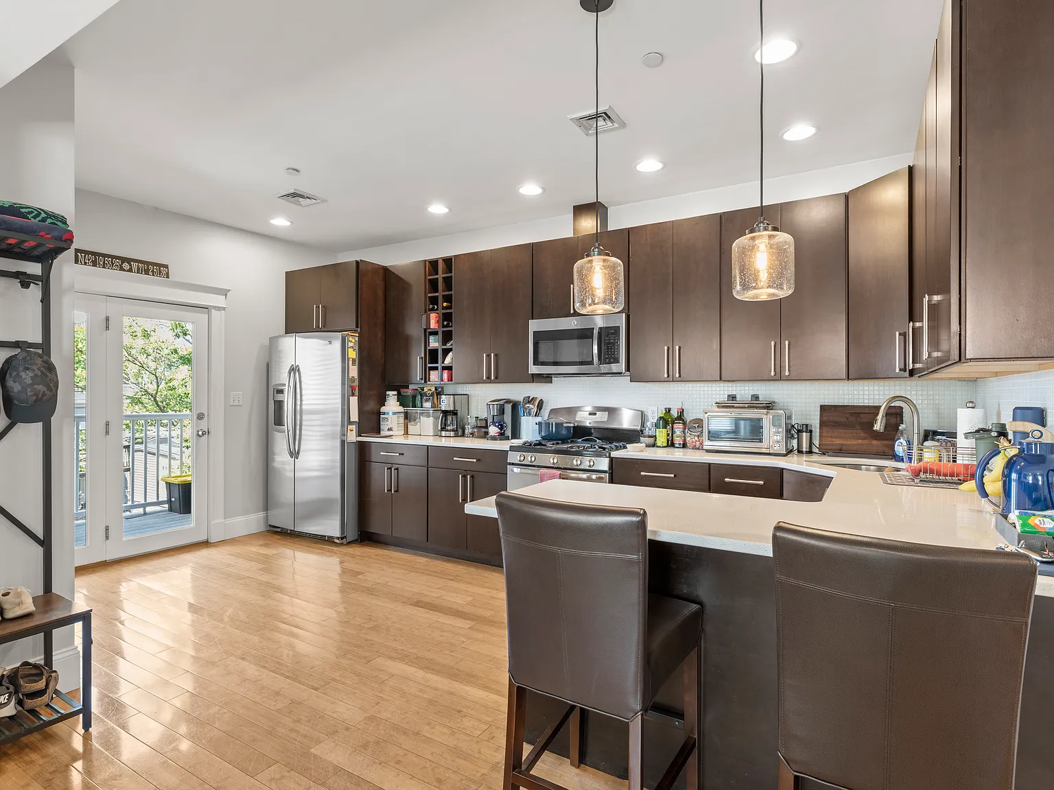 2 bed, 921 sqft, $3,900 — Photo 1