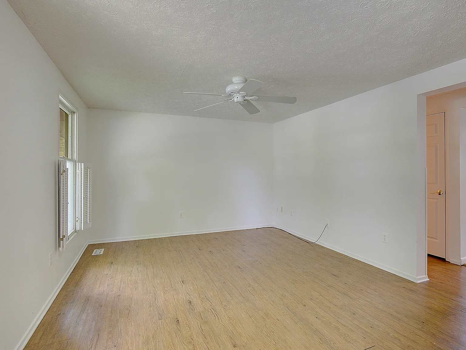 3 bed, 1.5 bath, 1218 sqft, $2,900 — Photo 3