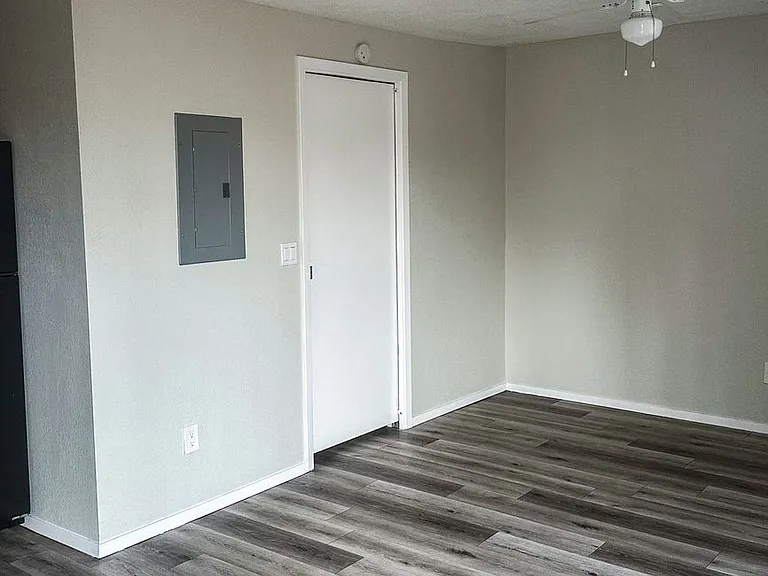 3919 Sidney St — Photo 3