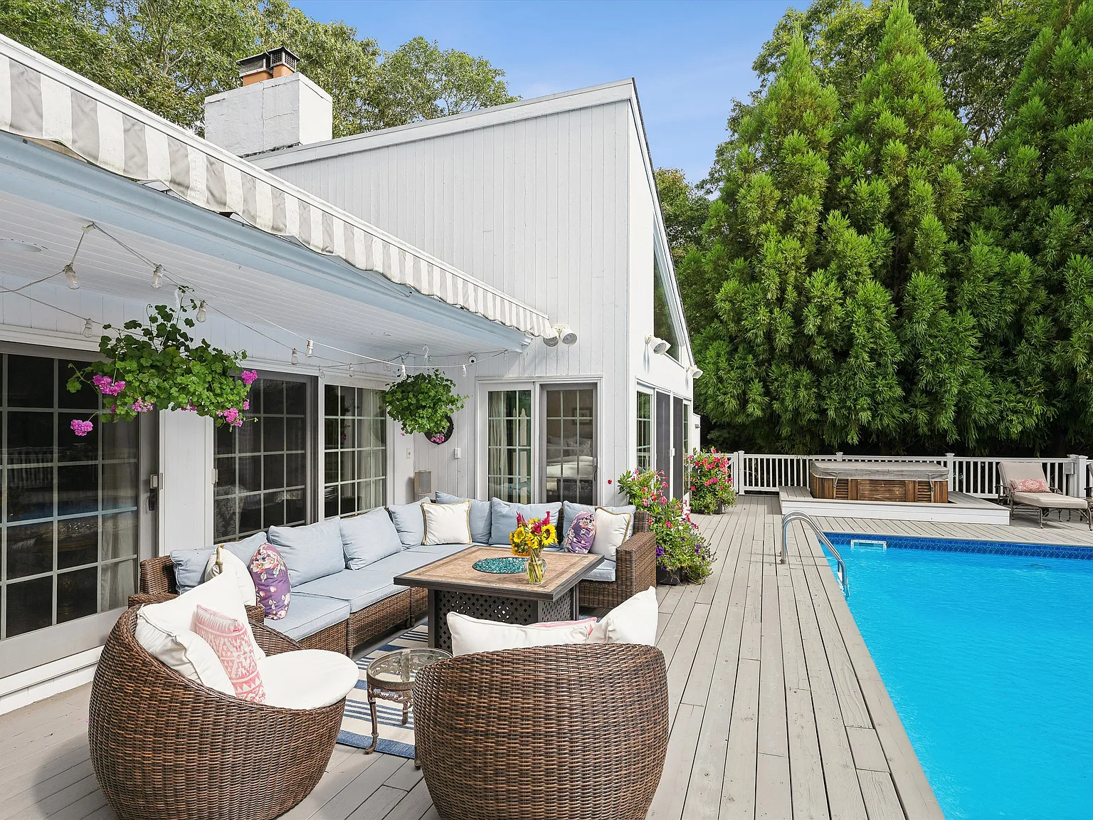 Quogue Village Contemporary with Salt-Water Pool, Spa & Tennis — Photo 4
