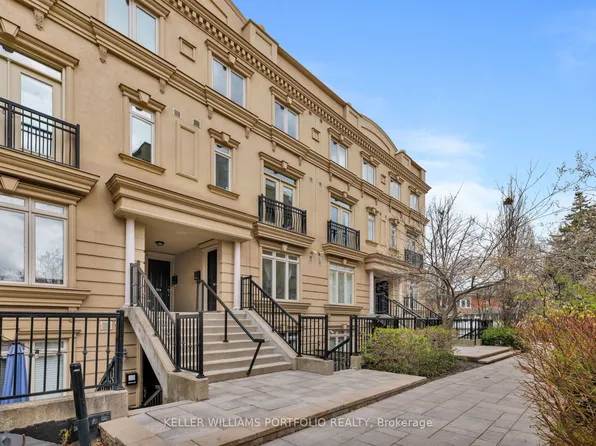 60 Carr St Townhouse 8, Toronto, ON M5T 1B7