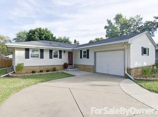 9411 W Grantosa Dr, Wauwatosa, WI 53222