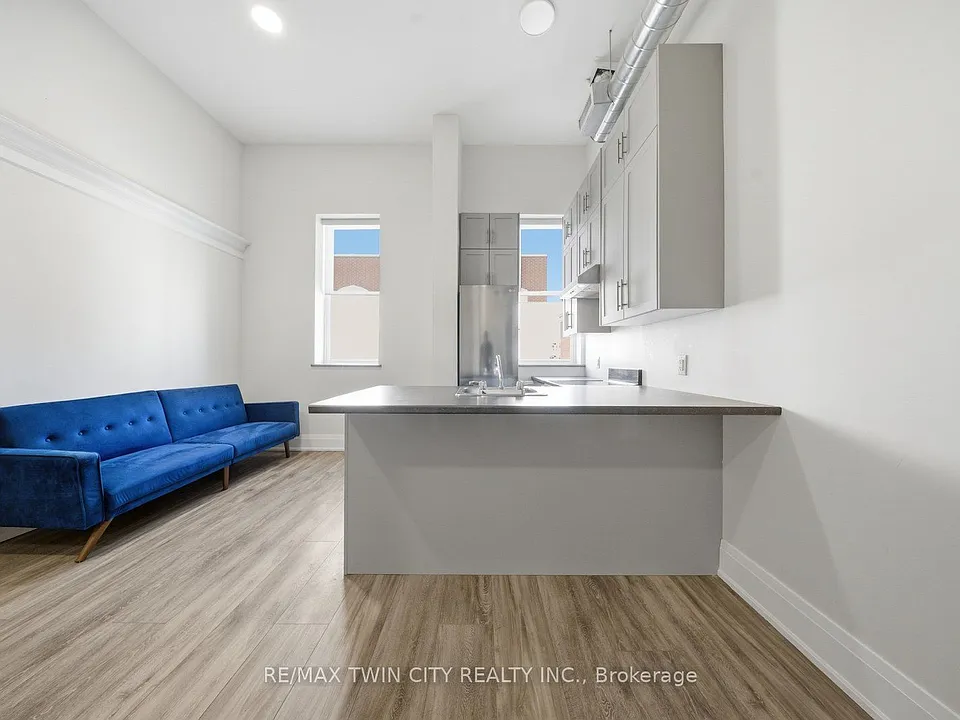 11 Queen St #304