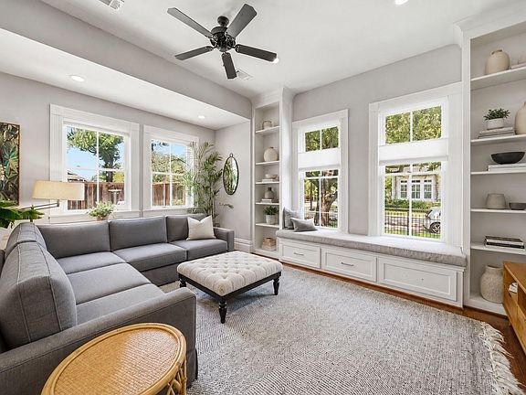 5th image of 220 W 10th St