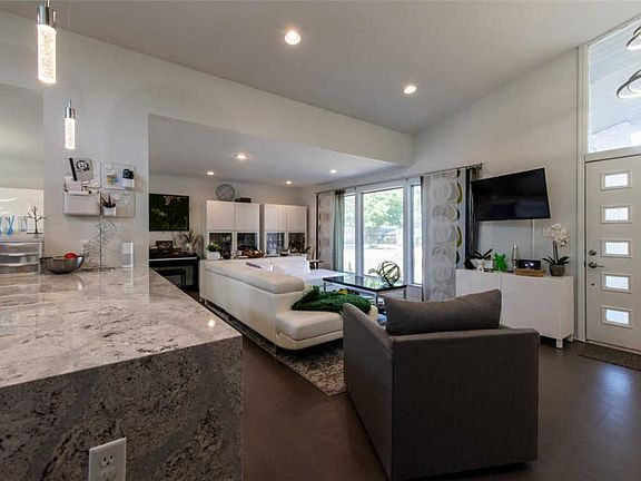 5th image of 9029 Laurel Crest Dr