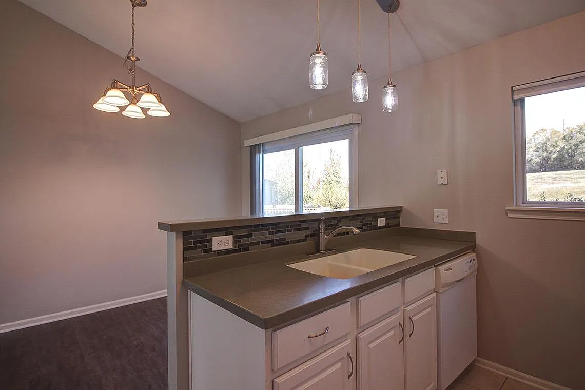 3 bed, 1280 sqft, $2,095 — Photo 4