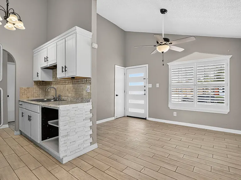 9128 Bur Oak Cir — Photo 9