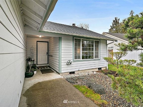 4th image of 1524 Entrada Ct NE