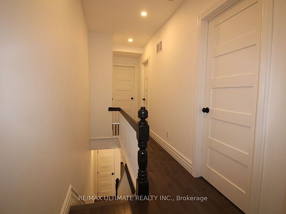 5th image of 122 Boultbee Ave