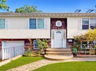 36 Ironwood St, Islip, NY 11751