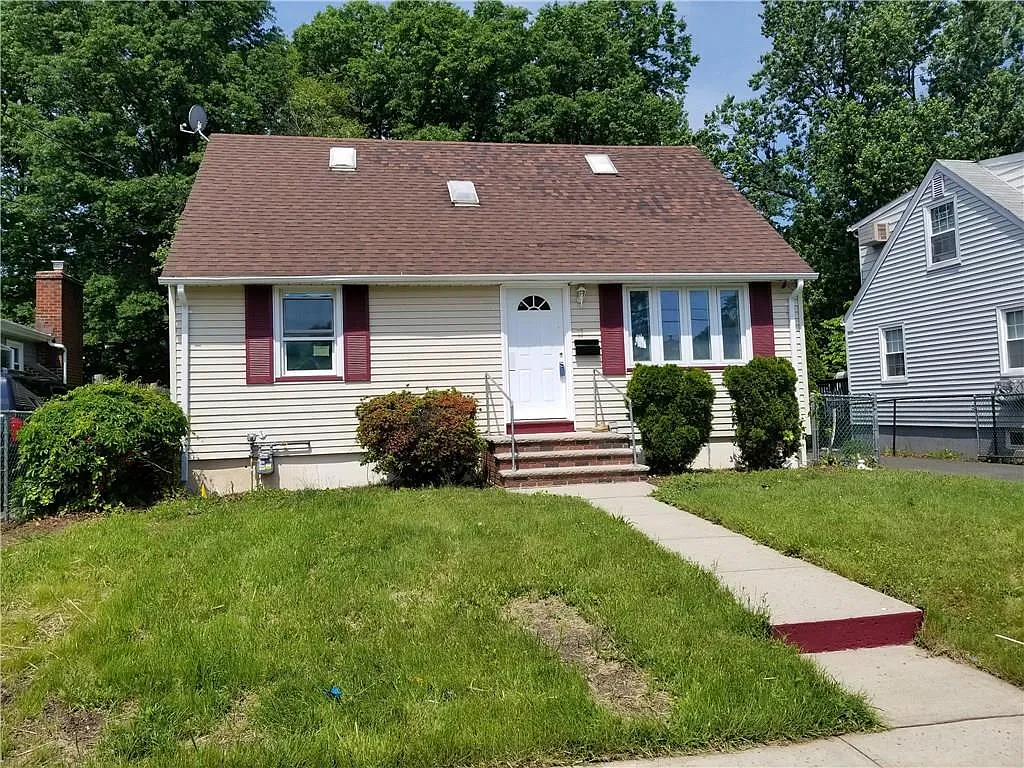 71 Lyon Ave photo 1
