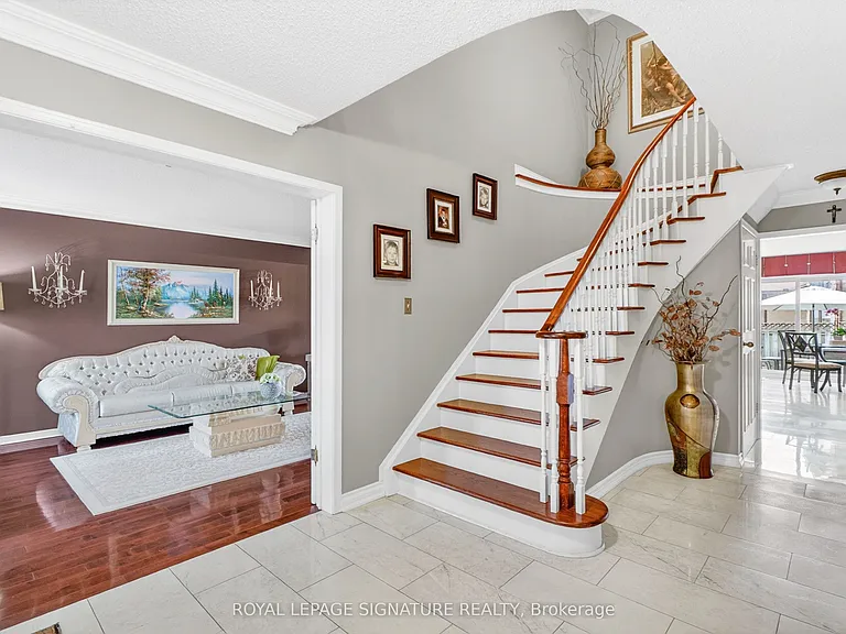 566 Huntington Ridge Dr — Photo 3
