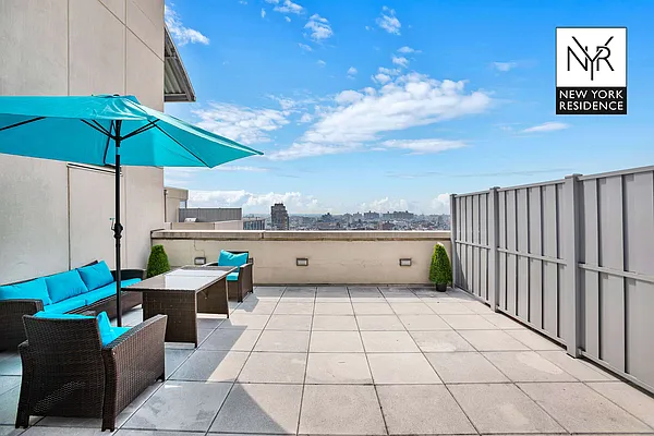 Sold by New York Residence | media 22