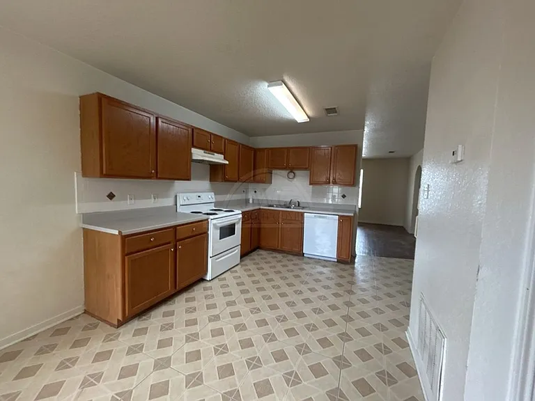 1407 Dugger, Killeen — Photo 17