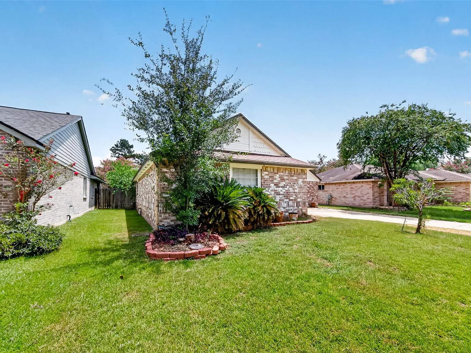 3 bed, 2.0 bath, 1588 sqft, $2,100 — Photo 4