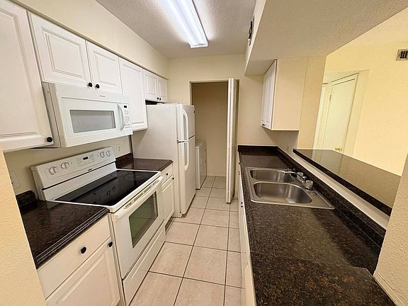 2nd image of 2915 Winkler Ave APT 818