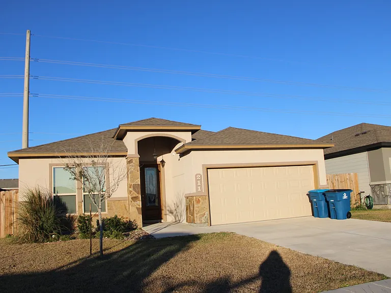 211 Bismark Palm Dr — Photo 1