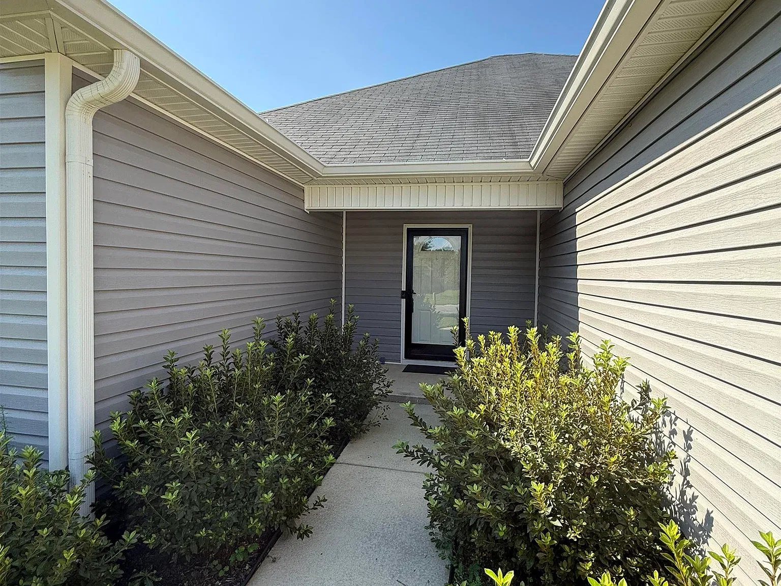 4 bed, 2.0 bath, 1699 sqft, $2,100 — Photo 2
