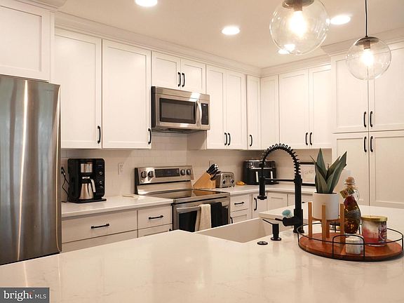 3rd image of 115 Bay Meadows Ln