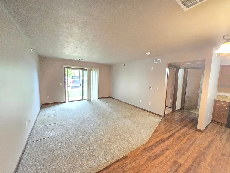 PRAIRIE POINTE APARTMENTS — Photo 18