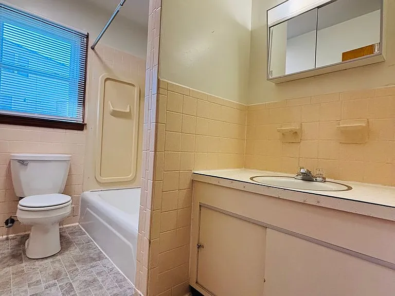 2 Bedroom, 1 Bath Apartment — Photo 18