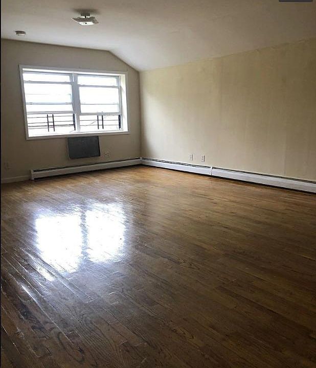 2nd image of 2415 Matthews Ave APT 3