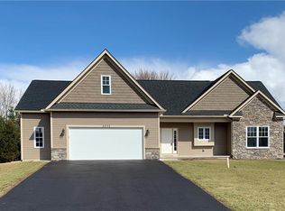 3258 Spragbrook Cir, Macedon, NY 14502